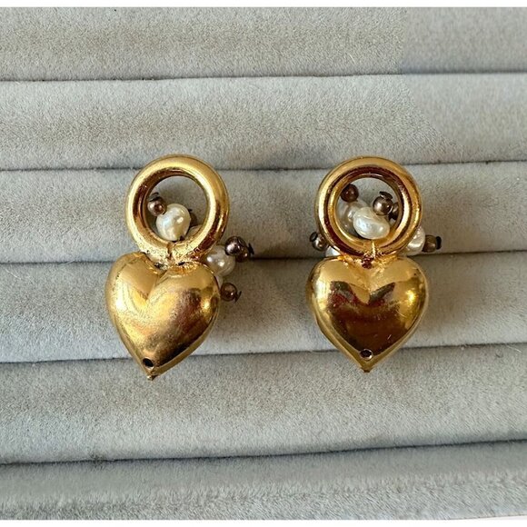 Vintage 80s Gold‎ tone Heart and Faux sead pearl charms, pendant.  A pair - Picture 8 of 10